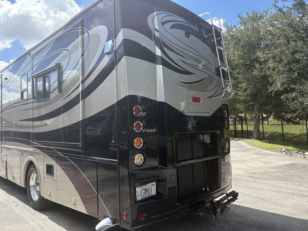2011 Freightliner Xc Raised Rail Rear Engine Motor Home Chassis - $89,000